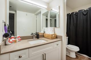 Style, Peace, Comfort in N Hollywood Next to Burbank Free Indoor Parking and Wifi - 4