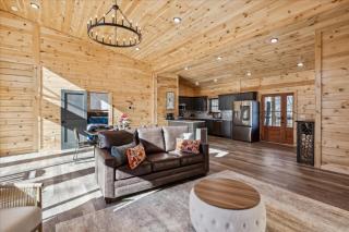 Brand New Cabin Wfire Pit, Hot Tub, Gameroom - 2