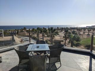 Sea & Golf Views 2BR Villa with Free Beach & Pool Access - Hurghada - 6