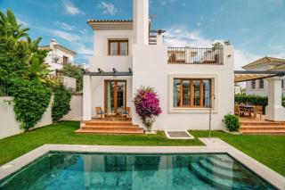 Villa con piscina climatizada y vistas al Golf - Estepona - 0