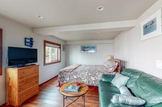 Sunset Studio - Tyee Beach - 9