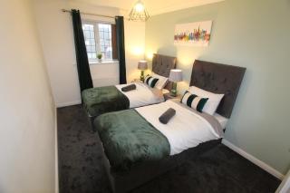 4 Bedroom House Near Manchester Airport, Wythenshawe Hospital and Trafford Centre - 7