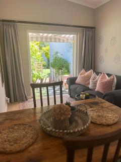 Bloom and Berry Cottage - Hallack Rock - 0
