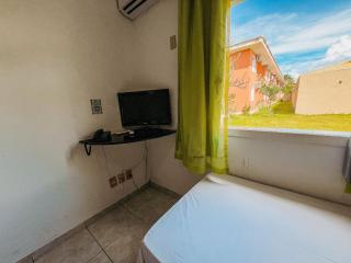 Flat frente praia de Taperapuã, atravessou a rua está na praia, com piscina, sauna e café da manhã como cortesia - 8