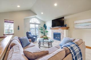 Walk to Lincoln City Beach Townhome with Balconies! - Lincoln City - 0