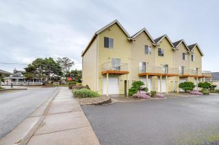 Walk to Lincoln City Beach Townhome with Balconies! - Lincoln City - 8