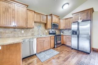 Walk to Lincoln City Beach Townhome with Balconies! - Lincoln City - 4