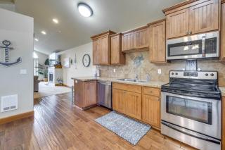 Walk to Lincoln City Beach Townhome with Balconies! - Lincoln City - 3