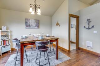 Walk to Lincoln City Beach Townhome with Balconies! - Lincoln City - 2