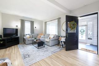 Walk to Highland Square, Sleeps 8 - Akron - 2