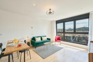 Luxury tower pool&free parking 10 min to historical center - 3