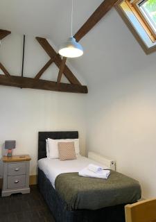 Worcester 3 bedroom semi rural bungalow with free off road parking - 6