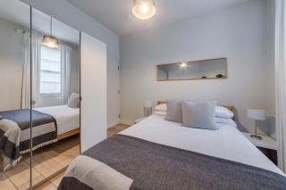The Foxhole - Fitzrovia - by Frankie Says - Londra - 1