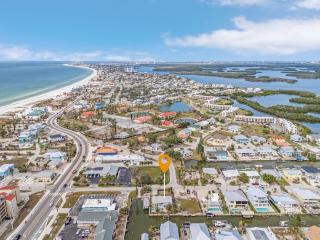 Gulf Access, Dock, Heated Pool, Across from the Beach - Sea-cluded Bungalow -Roelens - 7