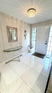 Luxury Modern Retreat, Sauna, Theatre, Pool Table - Mississauga - 5