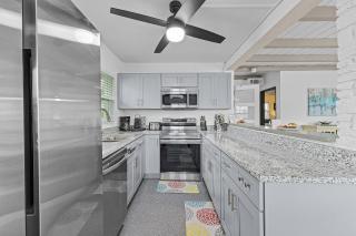 Gulf Access, Dock, Heated Pool, Across from the Beach - Sea-cluded Bungalow -Roelens - Fort Myers Beach - 3