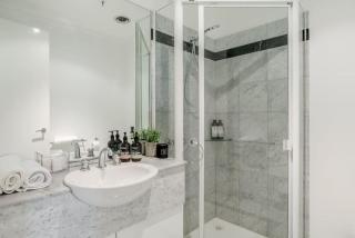 Bright, Luxury Penthouse with Amazing Views - 7
