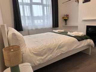 Beautiful House Sleeps 10 Guests, London, Near Eastbrook Film studios, Great Value for Families and Groups - Dagenham - 4