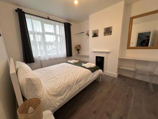 Beautiful House Sleeps 10 Guests, London, Near Eastbrook Film studios, Great Value for Families and Groups - Dagenham - 5