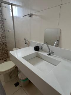 Quarto com banheiro privado em casa de família 15km de Belém - 1