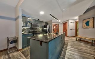 Palisades Village ski in ski out Mountain Retreat - Olympic Valley - 2