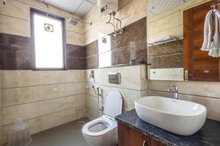 Hotel Gill Comfort Inn - Close to MEDANTA, ARTEMIS AND FORTIS HOSPITAL - 6