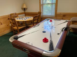 AWESOME game room, hot tub, very close to Pigeon Forge ParkwayCozy 6 bedroom! - Pigeon Forge - 7