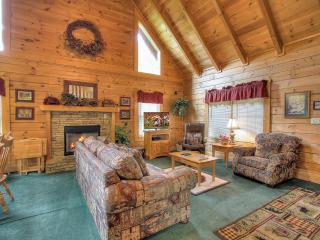 AWESOME game room, hot tub, very close to Pigeon Forge ParkwayCozy 6 bedroom! - Pigeon Forge - 2