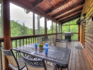 AWESOME game room, hot tub, very close to Pigeon Forge ParkwayCozy 6 bedroom! - 0