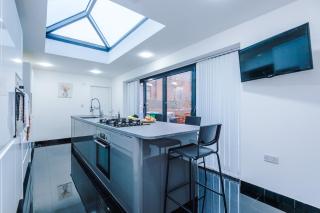 Luxury 6 BDRM with Hot Tub - Gym - Lots of Parking - Sleeps 15 - Big Deals on Long Stays - 5