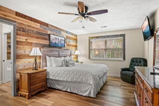 Peaceful Mountain View- Hot Tub- Pool Table- Fire Pit-Fenced Yard-Pet friendly- Pool & Pond - Sevierville - 1