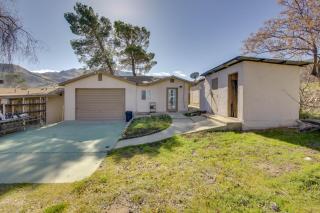 Lake and Mountain Views Cozy California Stay - 9