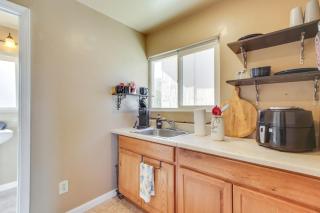 Lake and Mountain Views Cozy California Stay - 1