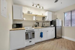 Modern Studio - Queen Bed Apartment - Huntsville - 3