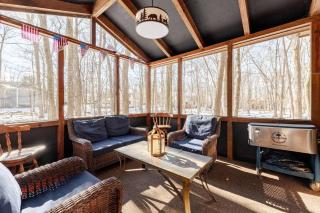 Cozy Cabin at Poconos With Hot Tub and Fire Pit - East Stroudsburg - 4