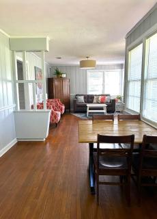 Walk to Beach! Perfect Family Beach Cottage - Gulfport - 1
