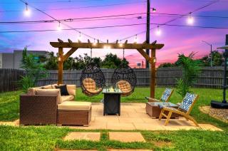 Firepit Table - Large Patio - King Bed - Cowboy Pool - Round Rock - 7