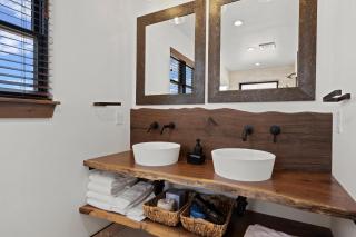 Fantastic Views Two Large Patios Private Jacuzzi and Indoor Outdoor Fireplace - 1