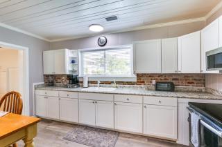 2 Mi to Mashes Sands Beach Quiet Home with Dock! - Panacea - 1