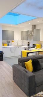Modern One Bedroom Flat with Private Back Garden - Norwood - 1