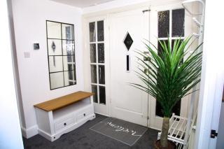 2 Bedroom Ground Floor Flat in Dartford with Free Parking - 20 minutes to London - 2