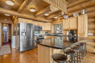 Mounticello Log Cabin - Relaxing Front Patio & Outdoor Firepit - 8