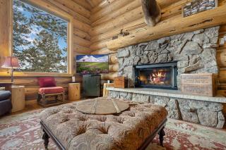 Mounticello Log Cabin - Relaxing Front Patio & Outdoor Firepit - 2
