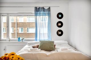 Design District w King Bed, Netflix, tram and bus nearby - 6