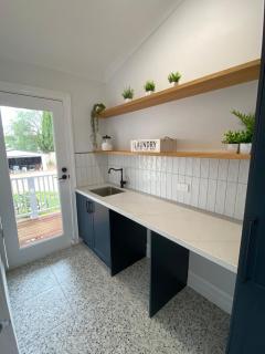 Daisy Cottage, 4 bedrooms, close to CBD - Golden Square - 8