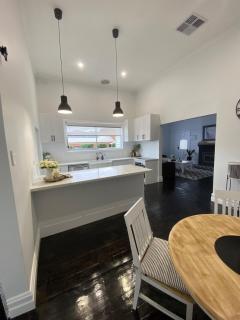 Daisy Cottage, 4 bedrooms, close to CBD - Golden Square - 7