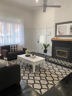 Daisy Cottage, 4 bedrooms, close to CBD - Golden Square - 1