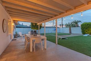 Stylish 3BR Retreat with Backyard Oasis Near Old Town Scottsdale - 7