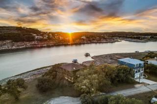 Serene Lake Retreat - Spacious 6BR Home - Lago Vista - 8
