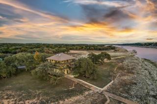 Serene Lake Retreat - Spacious 6BR Home - Lago Vista - 3